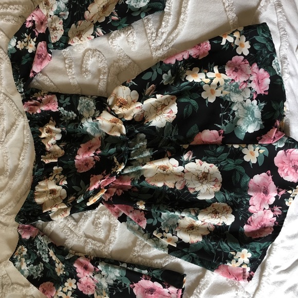 Floral strapless and off the shoulder romper! 🌸 - Picture 2 of 6